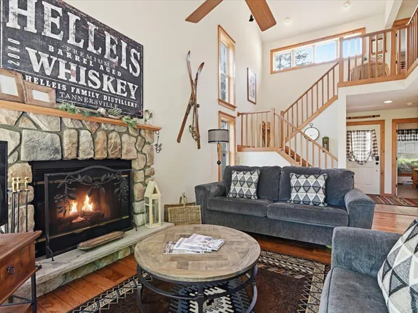 344 Hemlock Ln, Tannersville, PA 18372