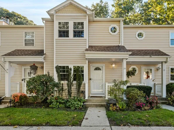 14 Taylor Commons #14, Yaphank, NY 11980