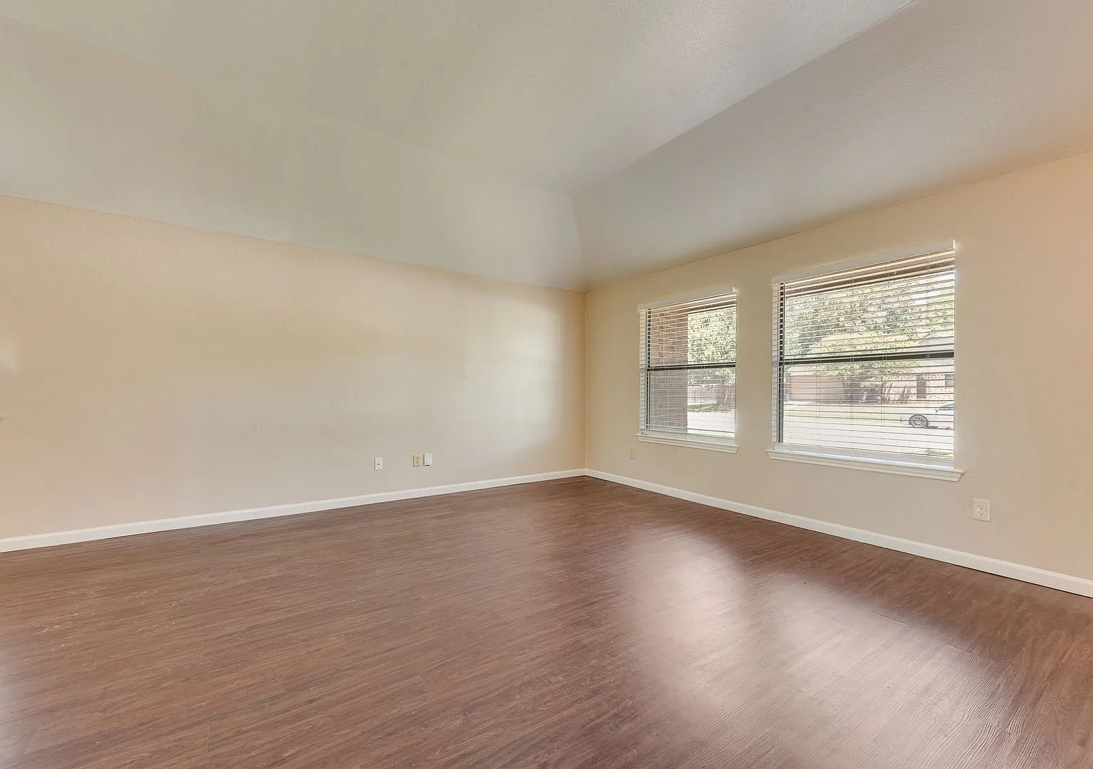Availalbe Now 3 Bedroom 2 Bath Duplex In Euless — Photo 4