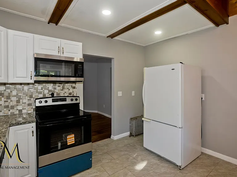 653 Belmont Ave — Photo 12