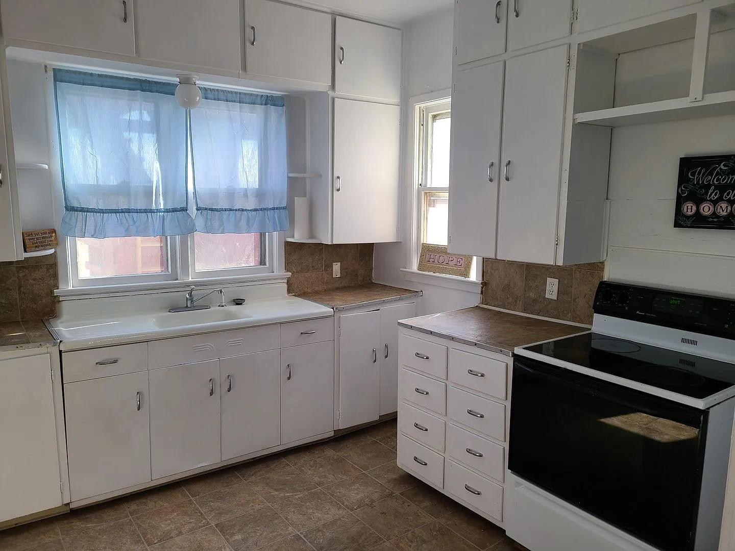 Don't miss your chance beautiful 3 bedroom farm house avail NOW — Photo 1