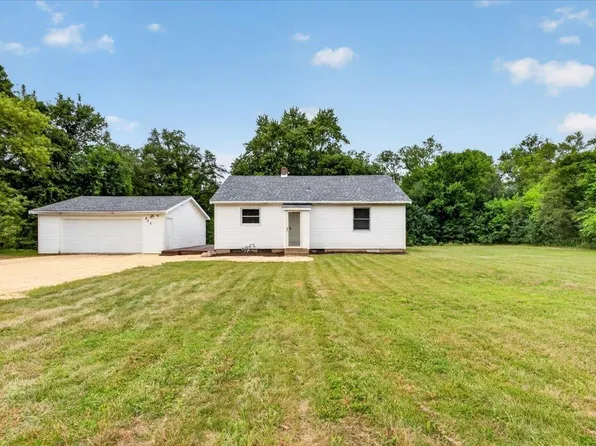 802 Darwin Dr, Machesney Park, IL 61115