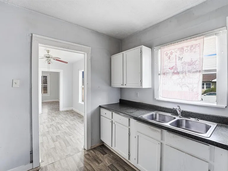 2420 Stevens St — Photo 10