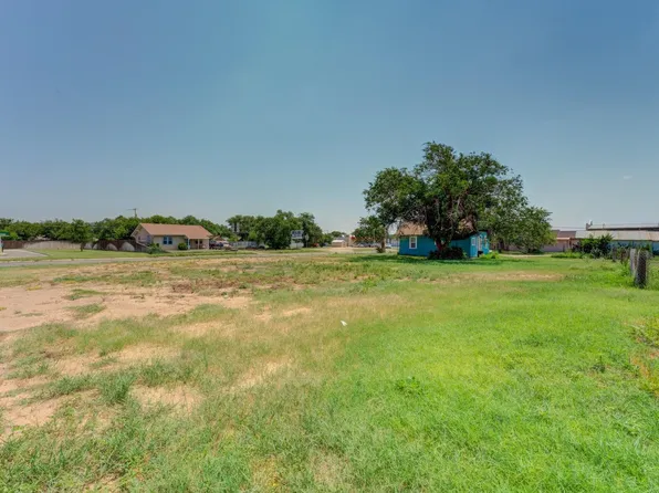 1829 Lockwood St, Tahoka, TX 79373