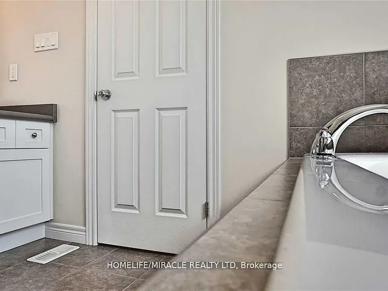 11 Sandybay Ave — Photo 15