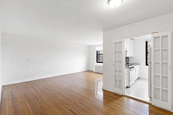 Sold by Thomas Lipovetsky, LREB | media 3