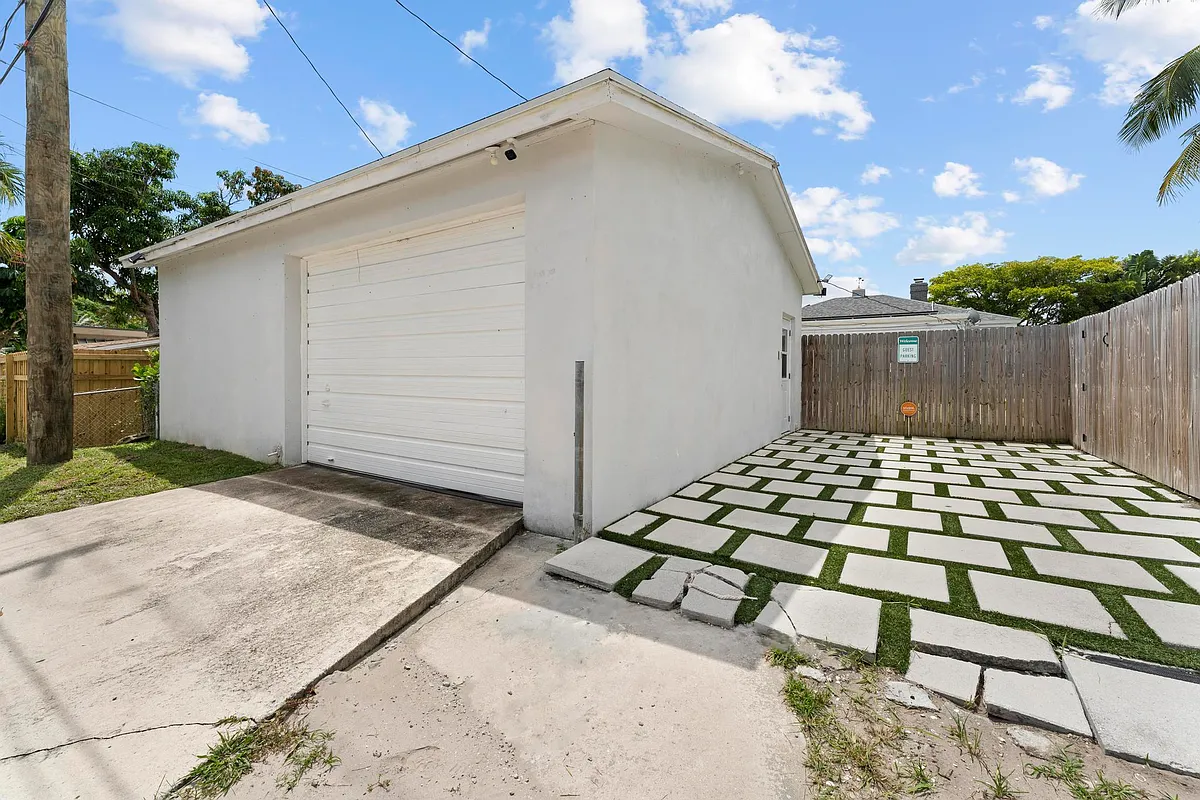 Building Photo - 727 Hampton Rd #B