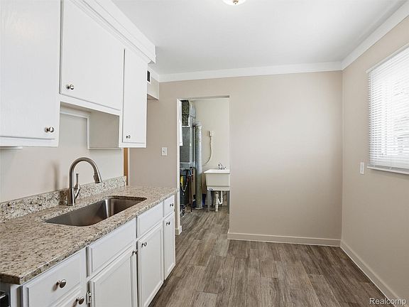 5th image of 764 E Tennyson Ave