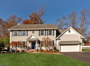 2 Darling Rd, Waldwick, NJ 07463