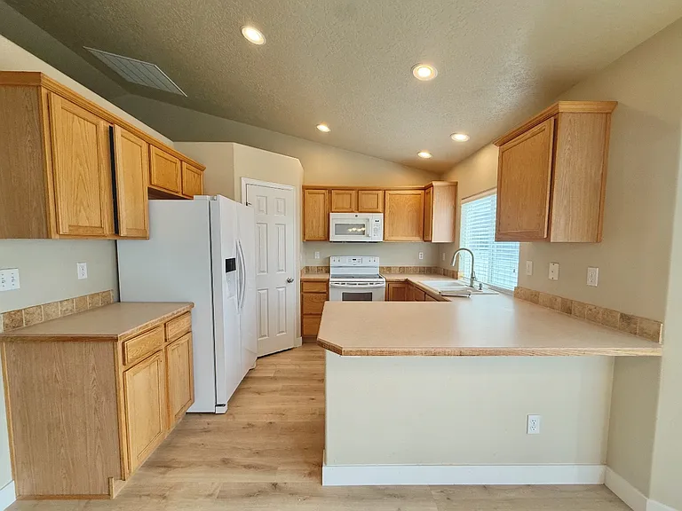 1779 N Veridian Ave — Photo 3