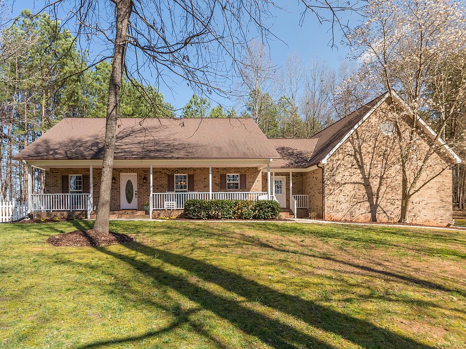 Brick ranch on 1.51 acres!