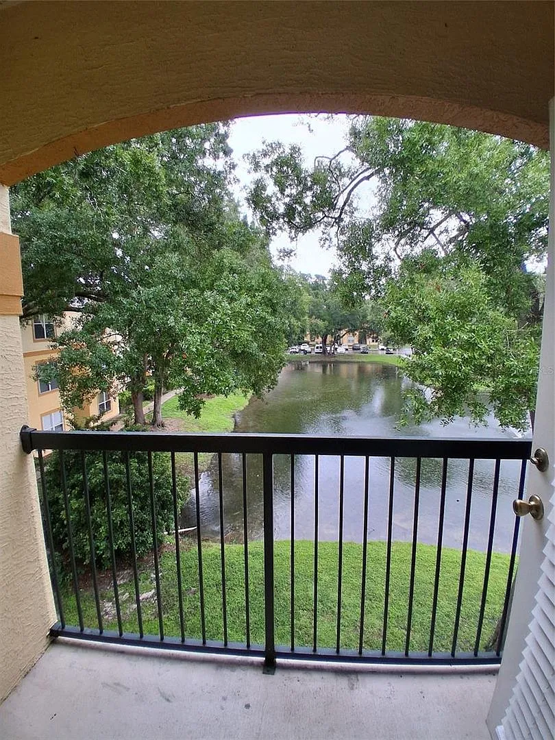 Pond view well maintained condo on the 3rd floor Pinnacle at Carrollwood — Photo 2