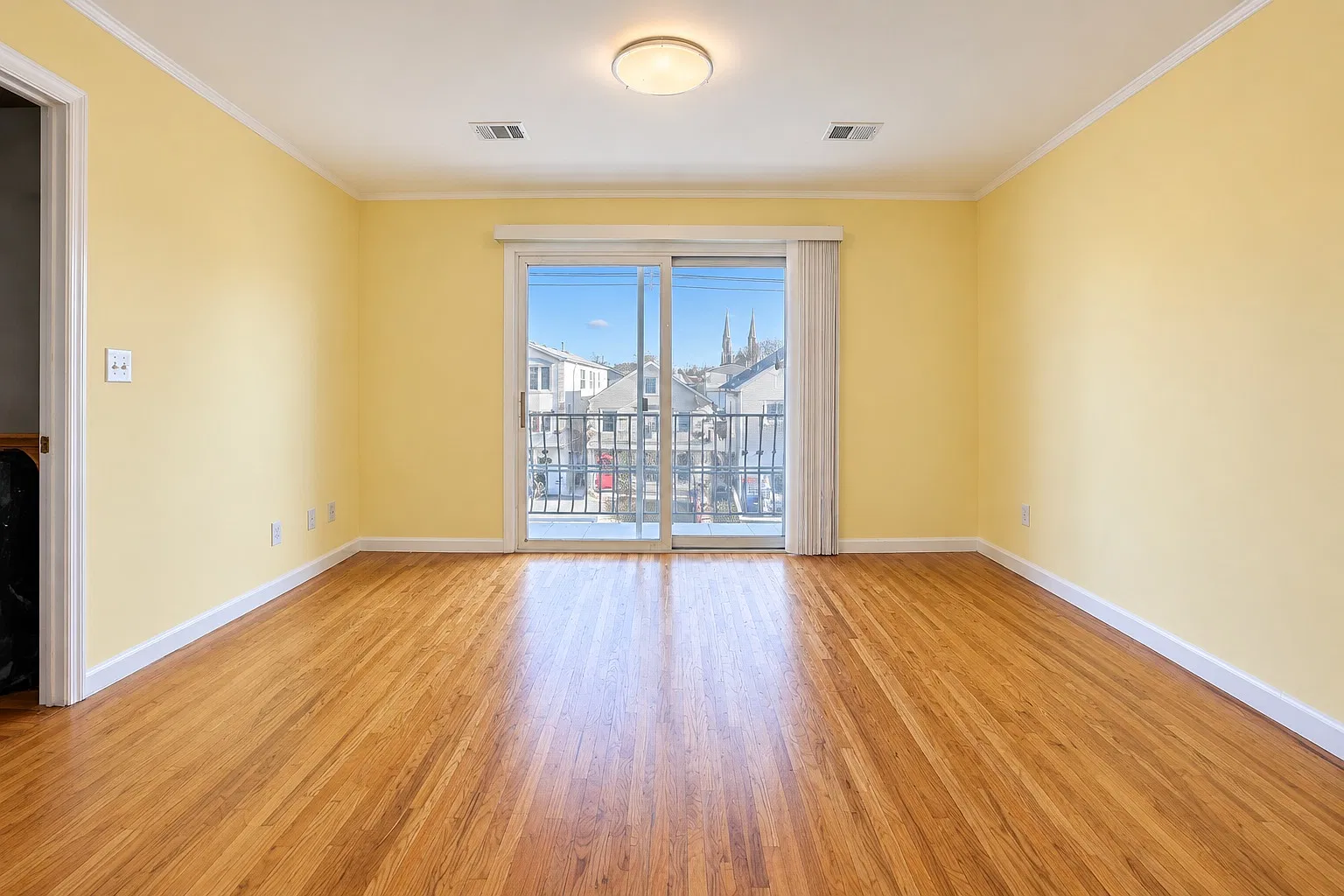 3 bed, 1400 sqft, $2,600 — Photo 2
