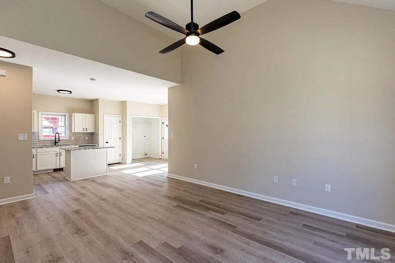 3 bed, 1129 sqft, $2,500 — Photo 2