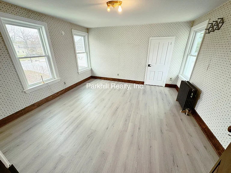 154 S Broadway — Photo 11