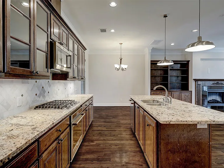 2401 Radcliffe St — Photo 10