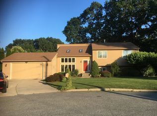 22 Lilac Cir, Cranston, RI 02920