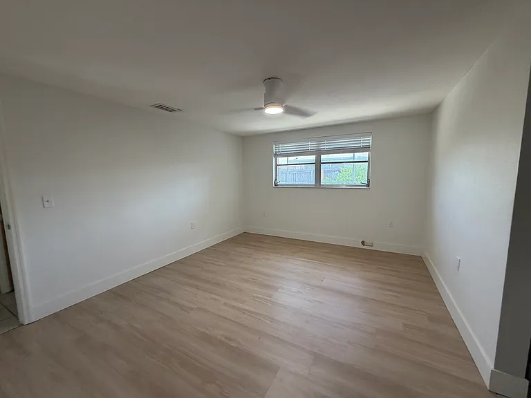 5817 10th Ave — Photo 5