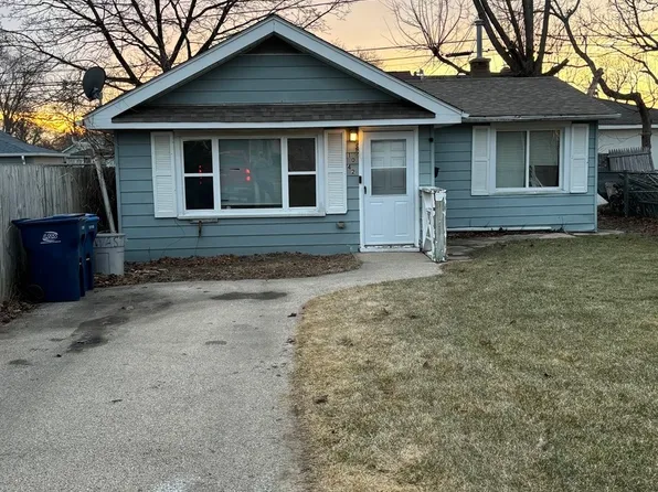 1042 Pine St, Waukegan, IL 60085