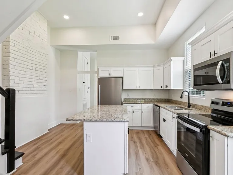 2024 Bienville St — Photo 2