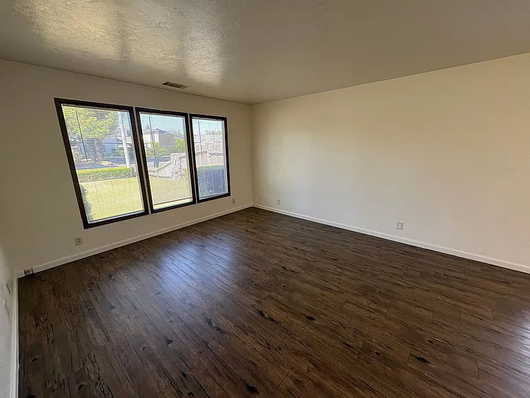 2943 W Ashland Ave — Photo 22