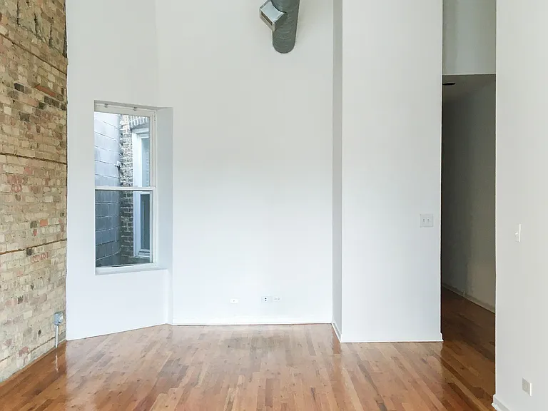 2450 1/2 N Southport Ave #301 — Photo 8