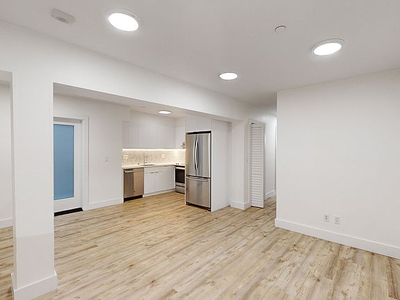 3rd image of 2942 Franklin St #B