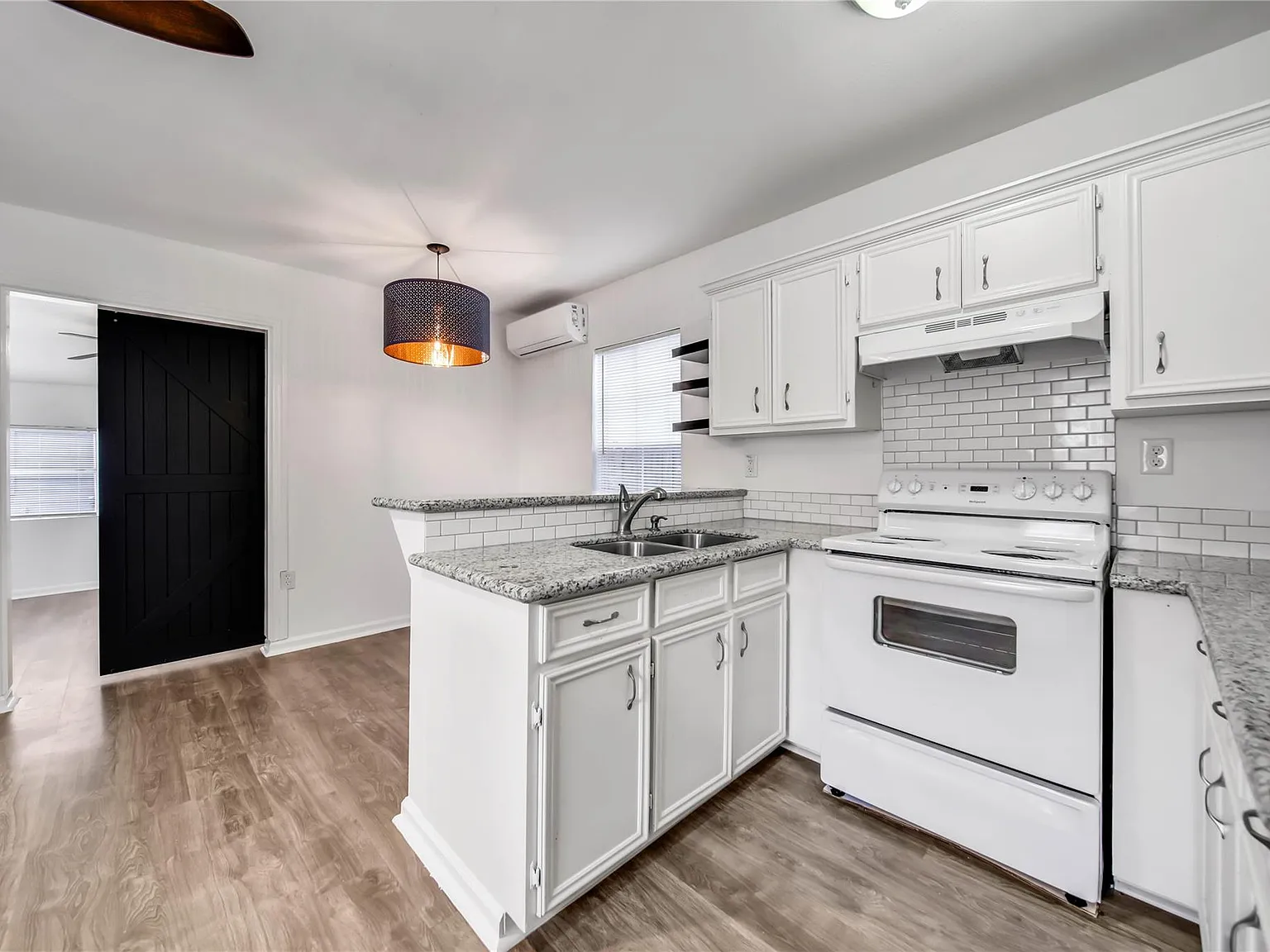 2 bed, 1.0 bath, 688 sqft, $1,000 — Photo 3