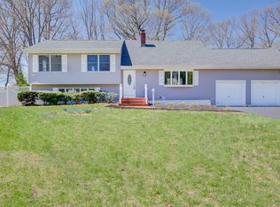 184 Riveredge Rd, Tinton Falls, NJ 07724