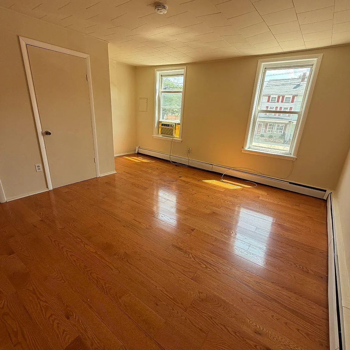 3 bed, 1.0 bath, 900 sqft, $1,850 — Photo 3