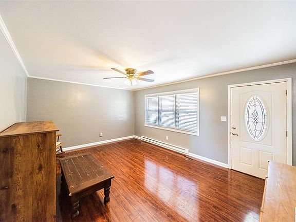 5th image of 490 Sharon Dr