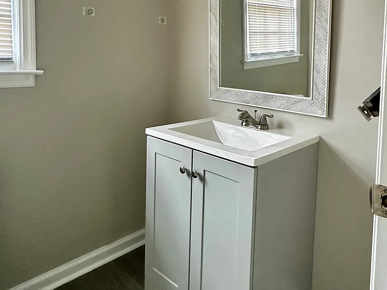 Main bedroom bathroom.