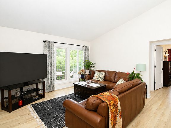 4th image of 466 S President St APT 304