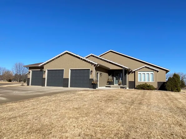 208 Prairieview Ct, Marshall, MN 56258