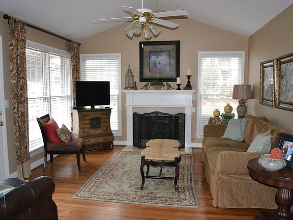 3rd image of 1369 Cumberland Dr
