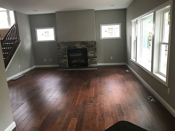 5th image of 444 Oakmoor Ave