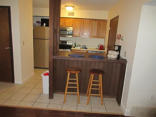 1683 Summit St — Photo 10