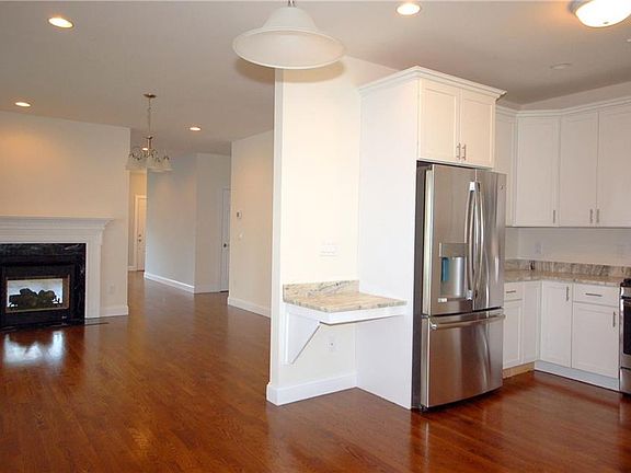 3rd image of 203 Grand St #L