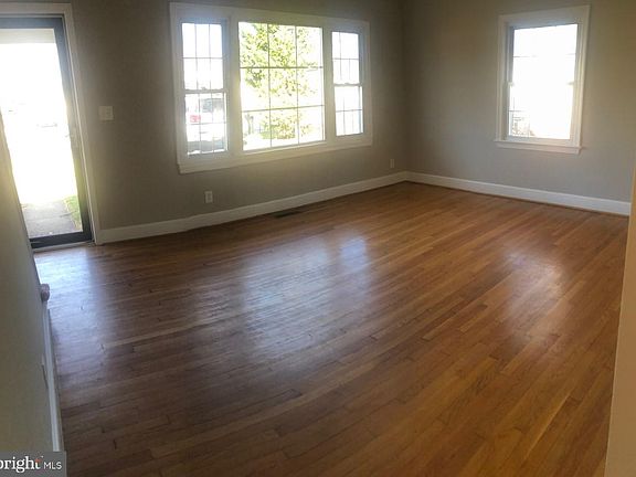 5th image of 208 Hamilton St