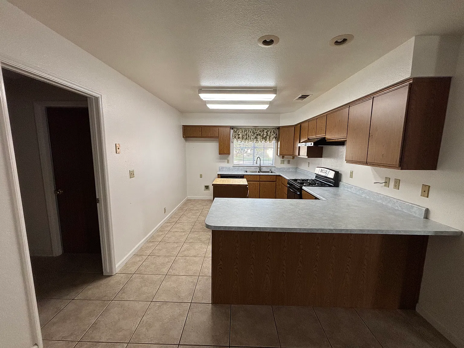 3 bed, 1423 sqft, $1,700 — Photo 1