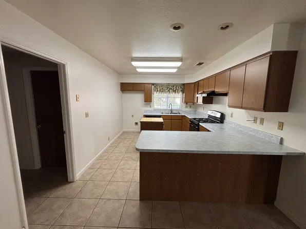 2748 Pine Castle Dr, Hanford, CA 93230