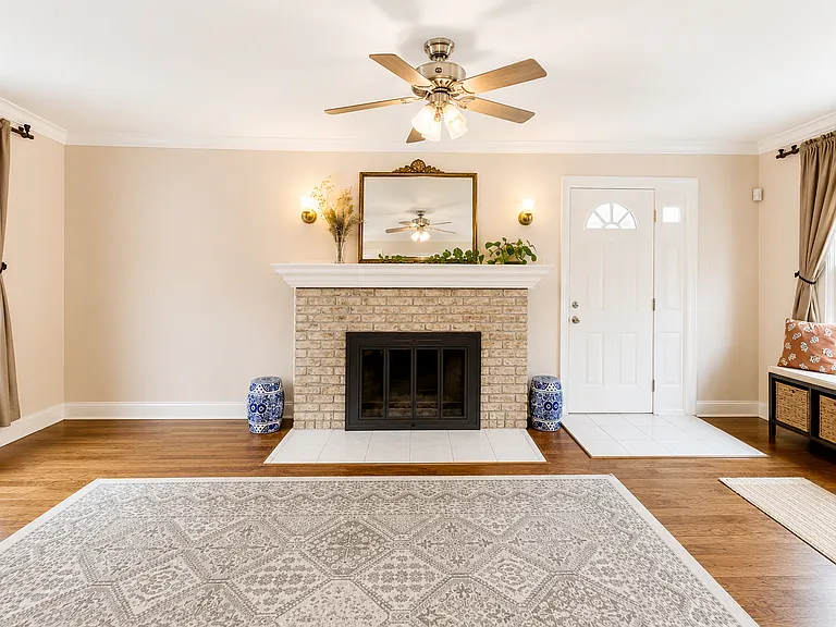 358 S Downey Ave — Photo 4