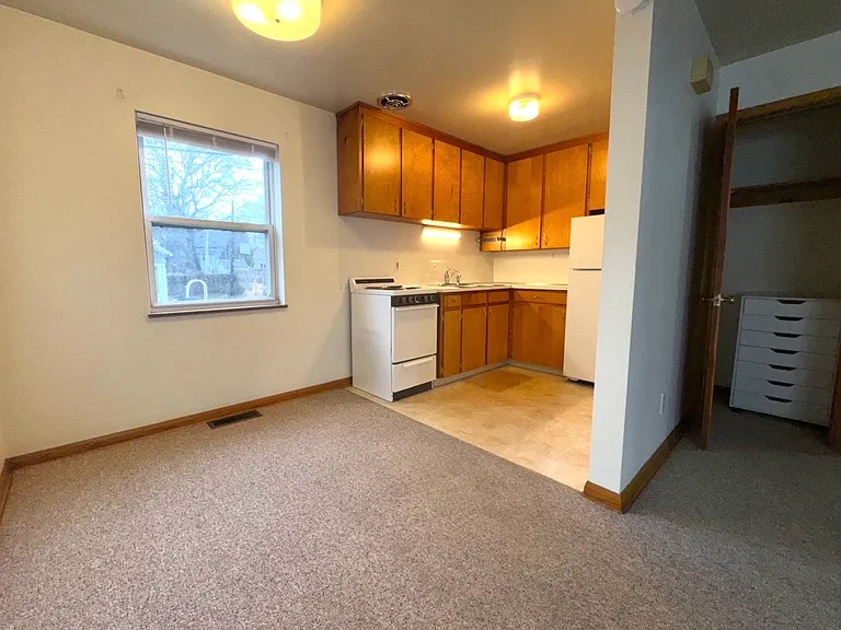 573 N Walnut St #W — Photo 6