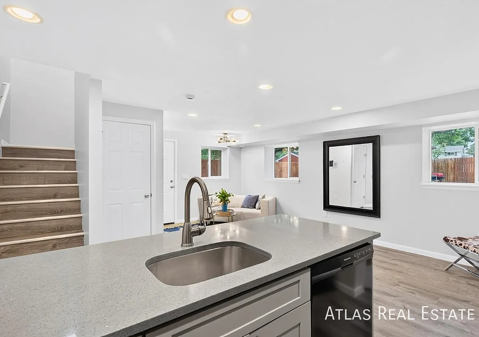 Awesome! 900 SF Updated Lakewood ADU Near Belmar & Downtown Denver — Photo 4