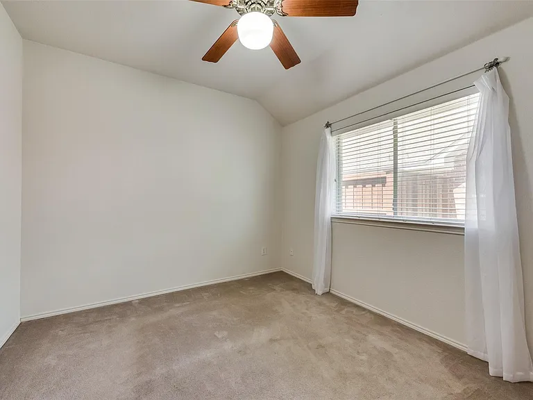 808 Amber Ct — Photo 33