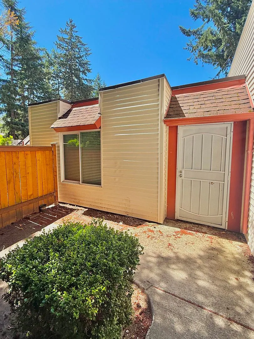 Spacious 2 Bed 1 Bath Fairwood Condo — Photo 1
