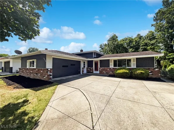 5300 Sherwood Dr, Fairview Park, OH 44126