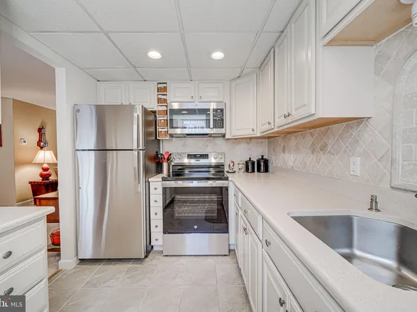 4869 28th St S APT B2, Arlington, VA 22206