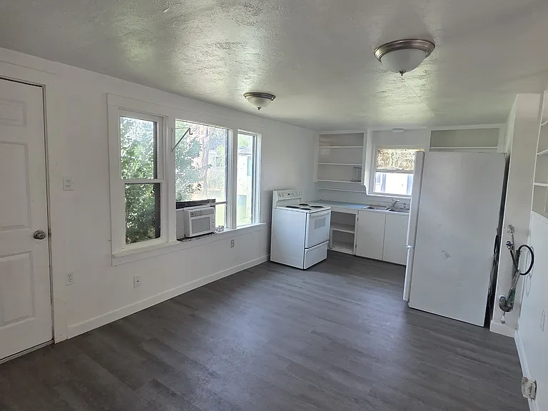 505 E 44th St #22 — Photo 8
