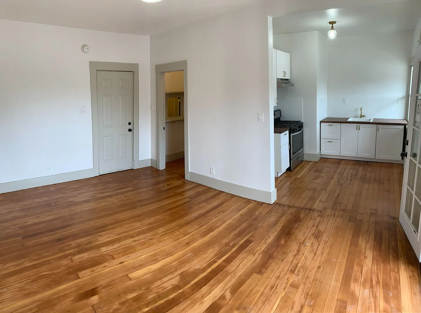 Charming Living in Historic West Adams at 1906 Cimarron Street — Photo 3